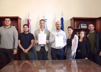 Oliva adhirió al Centro de Idiomas y el IPEM 289 recibió insumos para el proyecto del Parque Astronómico Escolar