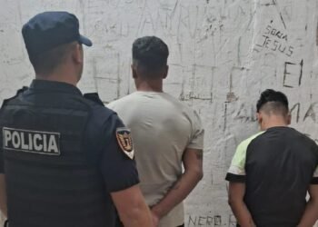 Dos jóvenes detenidos en Oliva por amenazas, lesiones leves y daño: que reportó la Policía