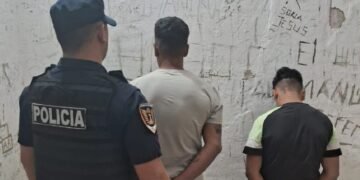 Dos jóvenes detenidos en Oliva por amenazas, lesiones leves y daño: que reportó la Policía
