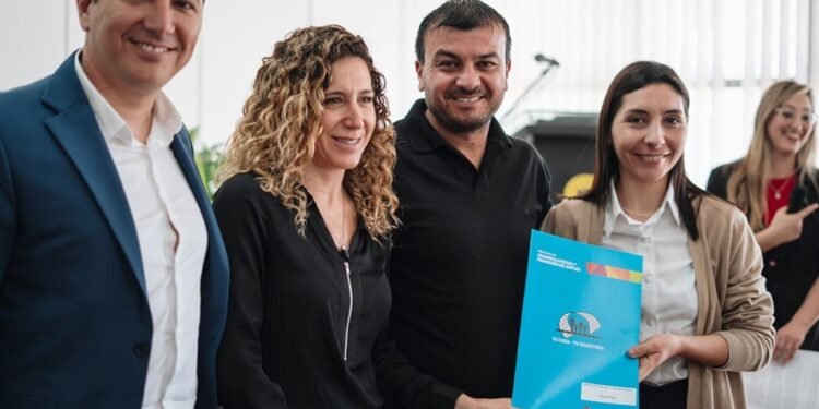 Entregan escrituras y créditos a más de 80 familias de Oncativo