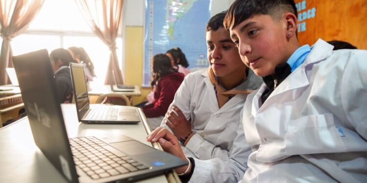 Aprueban Nuevo Diseño Curricular para la Primaria con Enfoque en Tecnología y Capacidades Fundamentales