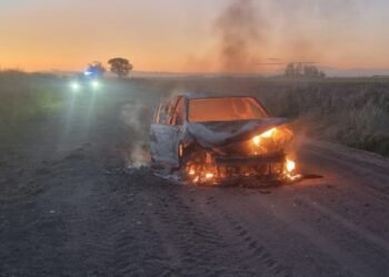 Incendio vehicular en Colonia Almada: dos personas lograron escapar a tiempo
