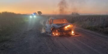 Incendio vehicular en Colonia Almada: dos personas lograron escapar a tiempo