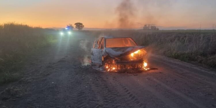 Incendio vehicular en Colonia Almada: dos personas lograron escapar a tiempo