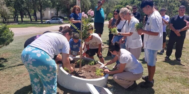Enfermeros del Vidal Abal rindieron homenaje a trabajadores fallecidos