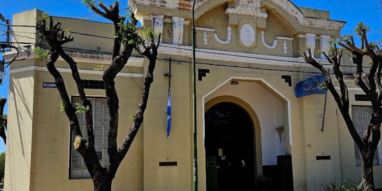 Oliva: El municipio formalizó un apoyo financiero a dos deportistas locales de cara a un torneo en Chile