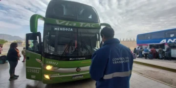 Adiós a las etiquetas de papel: El Gobierno desregula la identificación de equipaje en micros de larga distancia