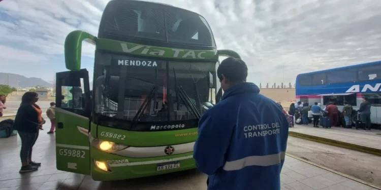 Adiós a las etiquetas de papel: El Gobierno desregula la identificación de equipaje en micros de larga distancia