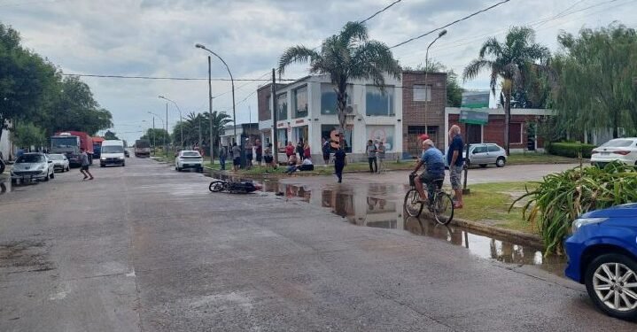 Choque en Oliva entre auto y moto: un joven de 20 años hospitalizado