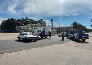 Choque en Oliva: un joven de 27 años hospitalizado tras impacto entre auto y moto