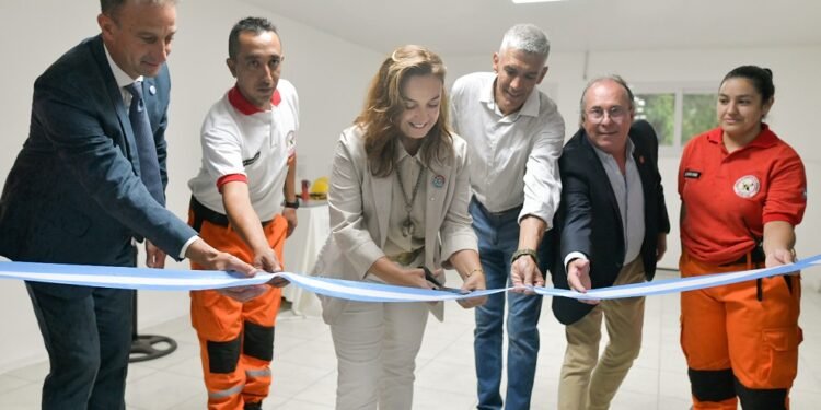 Un sueño techado de orgullo: Se inauguró la nueva sala de capacitación de Bomberos de Oliva