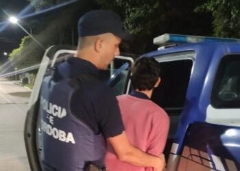 La lucha contra la violencia de género y familiar sumó un nuevo capítulo en la ciudad de Oliva. En las últimas horas, personal de la Policía de la Provincia de Córdoba procedió a la detención de un hombre de 26 años, sobre quien pesaba una orden judicial por un hecho de agresión en el ámbito doméstico.