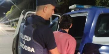 La lucha contra la violencia de género y familiar sumó un nuevo capítulo en la ciudad de Oliva. En las últimas horas, personal de la Policía de la Provincia de Córdoba procedió a la detención de un hombre de 26 años, sobre quien pesaba una orden judicial por un hecho de agresión en el ámbito doméstico.