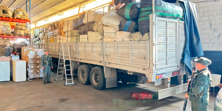 Golpe al contrabando en Córdoba: incautan mercadería ilegal valuada en $2.100 millones en el peaje de James Craik