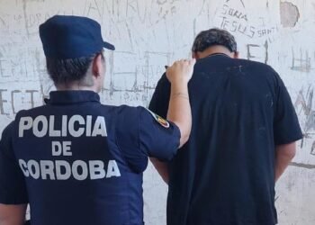 Dos conductores alcoholizados detenidos en Oliva y James Craik: uno por evadir un control y otro al protagonizar un accidente