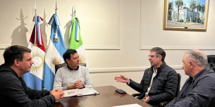 Oncativo apuesta a la modernización: Firman convenio para el despliegue de red de fibra óptica FTTH