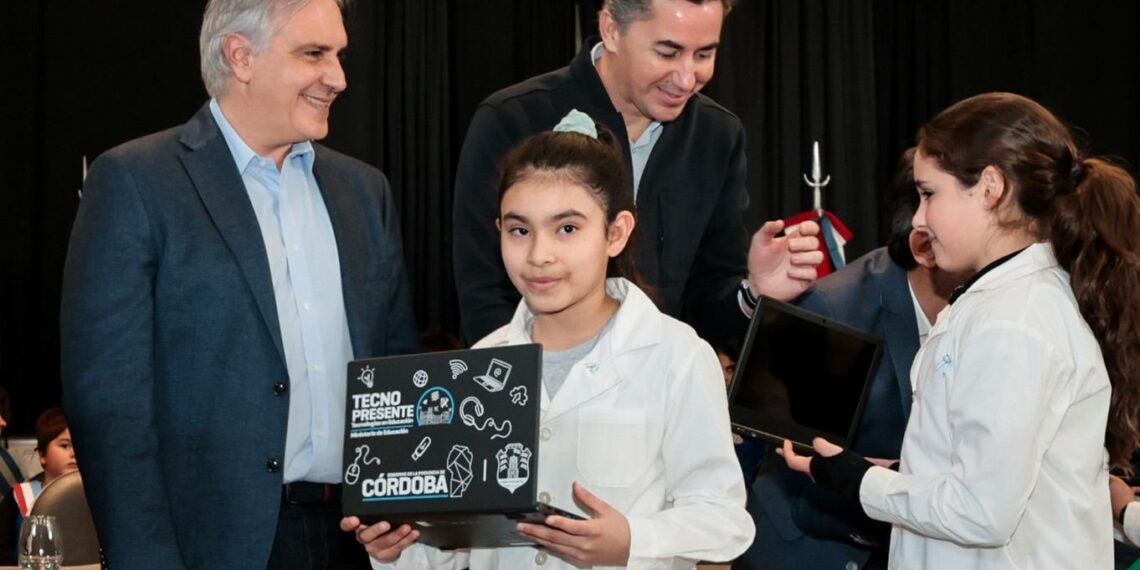 Llaryora cerró su gira en Río Segundo con el anuncio de una nueva sede de la Universidad Provincial
