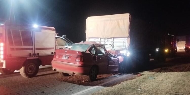 Tragedia en la Ruta 6: un automovilista de 75 años murió tras chocar contra un camión cerca de Pasco