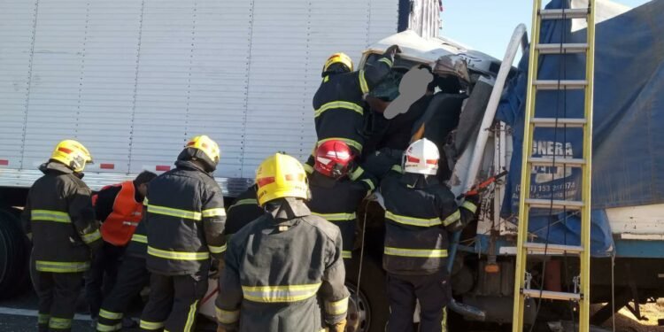 Grave accidente en la Autopista Córdoba-Rosario a la altura de Oncativo: choque de camiones y tránsito cortado