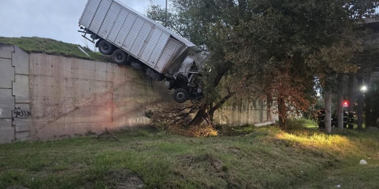 Siniestro vial en Pilar: Choque entre camiones generó riesgo de caída en el puente de Ruta 13