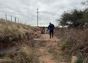 Grave accidente en Ruta 13: Un joven de Villa del Rosario pelea por su vida tras un violento despiste
