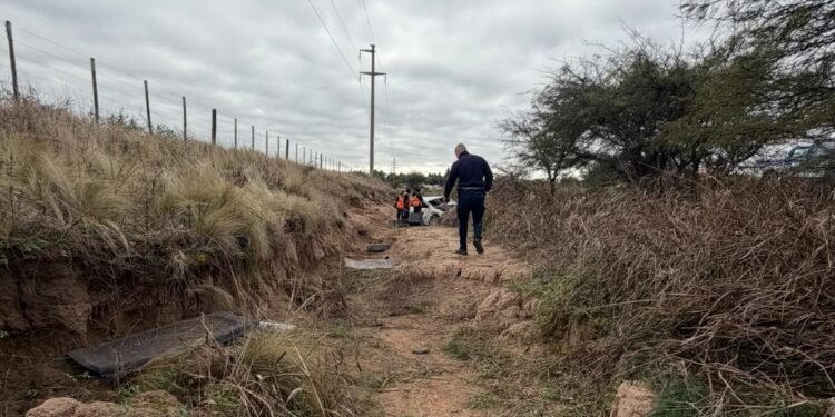 Grave accidente en Ruta 13: Un joven de Villa del Rosario pelea por su vida tras un violento despiste