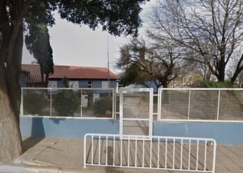Crisis en la cobertura de emergencias en algunas escuelas de Oliva: el municipio aporta subsidios a la espera de fondos de Provincia