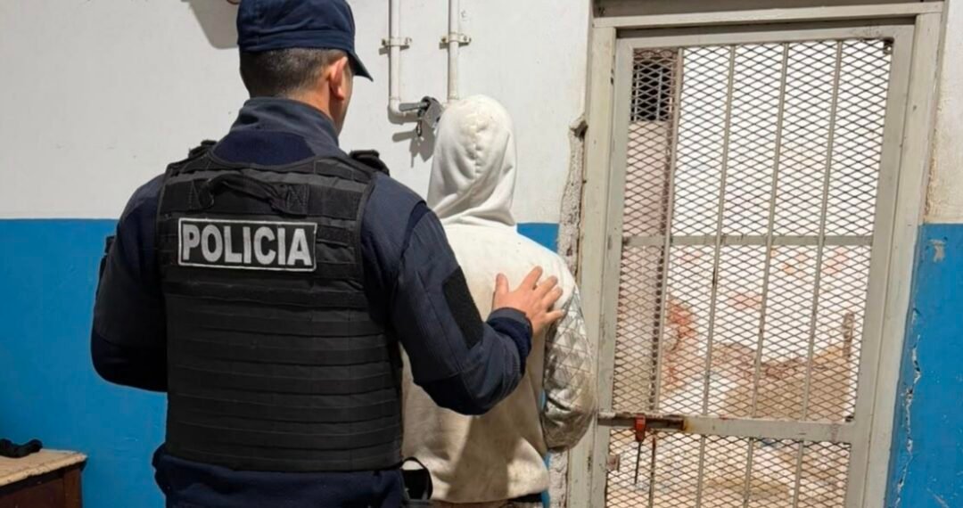 Oliva: Aprehendieron a un joven por violencia familiar y secuestraron una moto en operativos preventivos