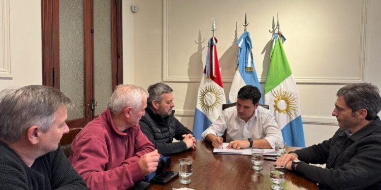 Políticas de tránsito e infraestructura en Oncativo: El municipio alcanzó las 1.000 licencias gratuitas y cedió tierras al sector de cargas