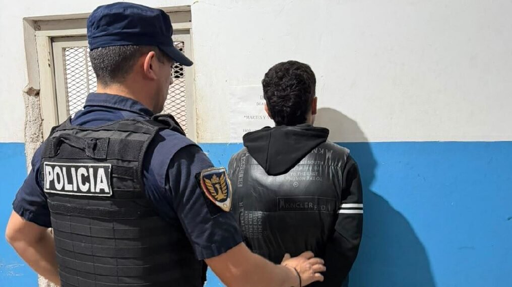 Oliva: Detuvieron a un joven tras provocar daños a un automóvil en la vía pública