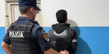 Oliva: Detuvieron a un joven tras provocar daños a un automóvil en la vía pública