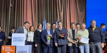 Oncativo: Destacan el rol de los Bomberos Voluntarios y acompañan la entrega de un subsidio provincial de 30 millones de pesos