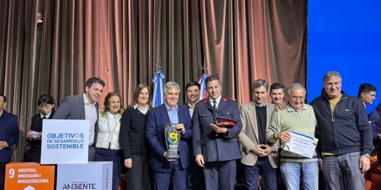 Oncativo: Destacan el rol de los Bomberos Voluntarios y acompañan la entrega de un subsidio provincial de 30 millones de pesos