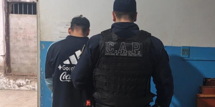 Violencia familiar en Oliva: Activó el botón antipánico y la Policía detuvo a su ex pareja en el patio de la casa