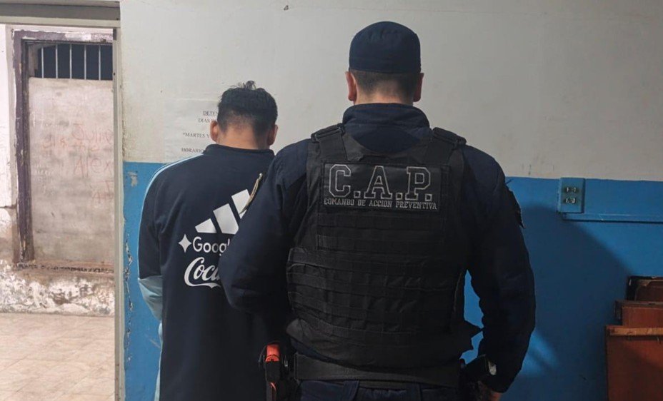 Violencia familiar en Oliva: Activó el botón antipánico y la Policía detuvo a su ex pareja en el patio de la casa