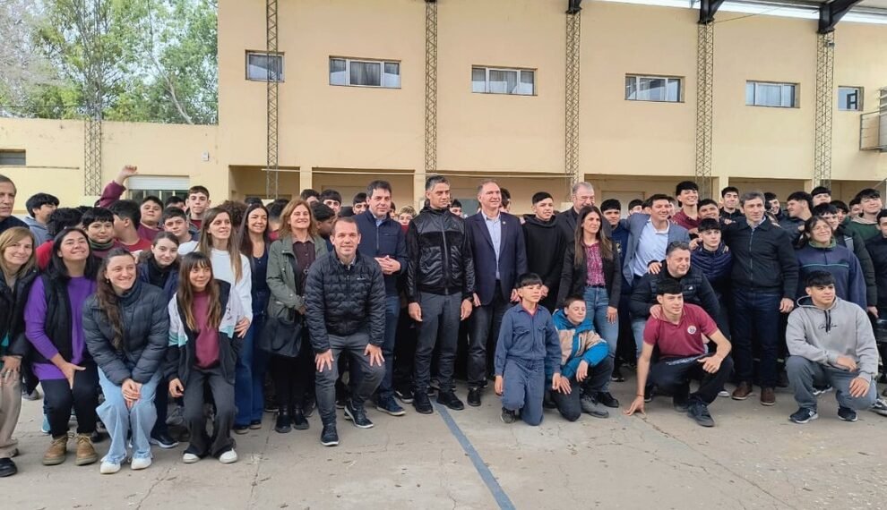 Oncativo: Entregaron netbooks al IPET N° 54 en el marco del programa provincial "TecnoPresente"