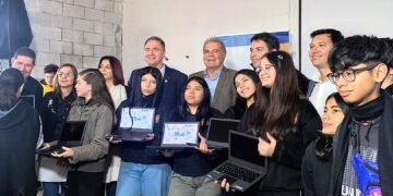 Oncativo: Presentaron "La Escuela del Suelo" en el IPEA N.° 220 y entregaron netbooks para fortalecer la educación técnica