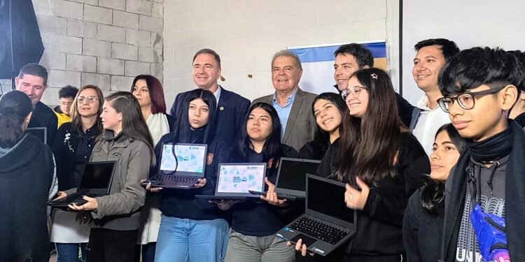 Oncativo: Presentaron "La Escuela del Suelo" en el IPEA N.° 220 y entregaron netbooks para fortalecer la educación técnica