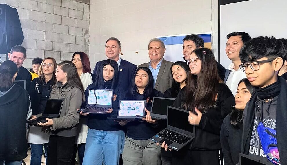 Oncativo: Presentaron "La Escuela del Suelo" en el IPEA N.° 220 y entregaron netbooks para fortalecer la educación técnica