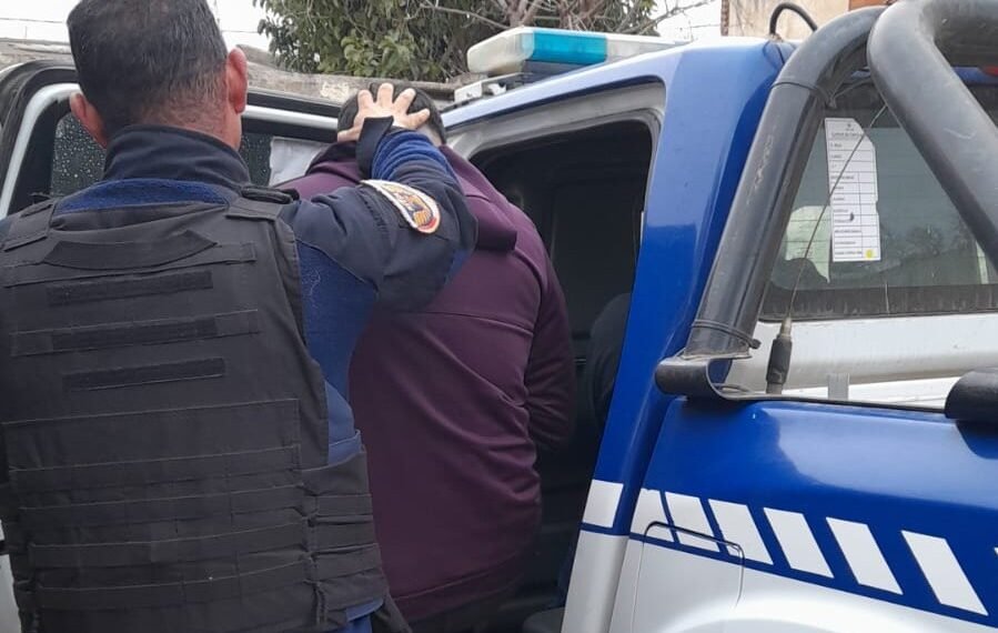 Oncativo: Detuvieron a tres hombres y secuestraron un vehículo vinculado a causas contra la propiedad; uno tenía pedido de captura