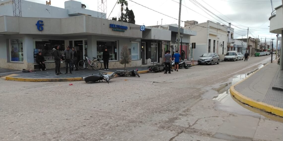 Villa del Rosario: Un conductor sufrió una descompensación, perdió el control y chocó contra cinco motocicletas y un auto estacionado