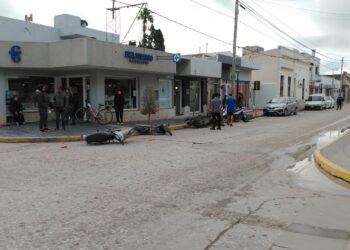 Villa del Rosario: Un conductor sufrió una descompensación, perdió el control y chocó contra cinco motocicletas y un auto estacionado
