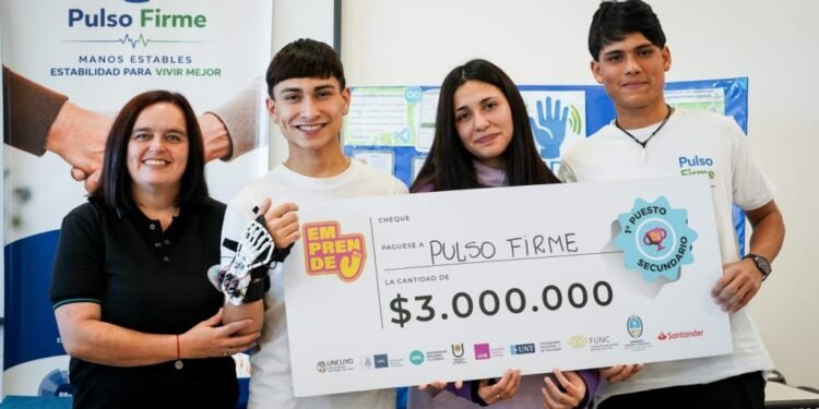 PulsoFirme: El proyecto de jóvenes de Alta Gracia que transforma la tecnología en empatía y esperanza para personas con Parkinson y artritis