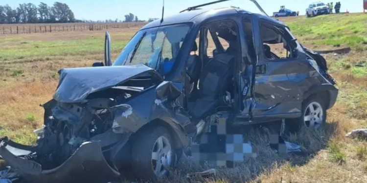 Trágico vuelco en la autopista Córdoba-Rosario: Un muerto y tres heridos tras el despiste de un utilitario en el kilómetro 621