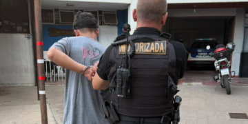 Persecución en Río Tercero: un motociclista cruzó semáforos en rojo, chocó a un patrullero y terminó detenido