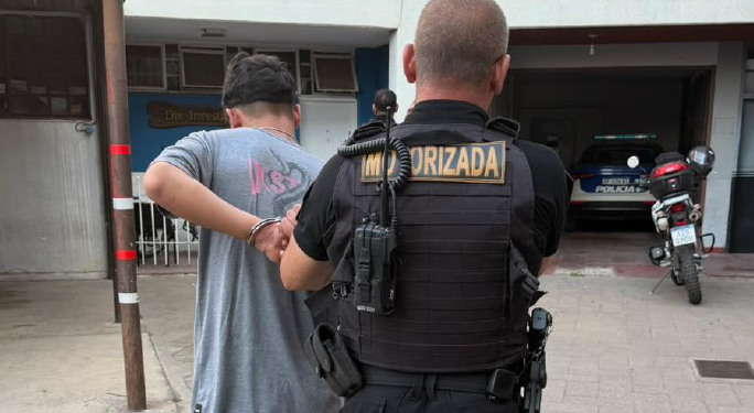 Persecución en Río Tercero: un motociclista cruzó semáforos en rojo, chocó a un patrullero y terminó detenido