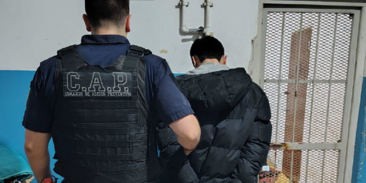 Oliva: dos jóvenes detenidos tras graves hechos de violencia familiar