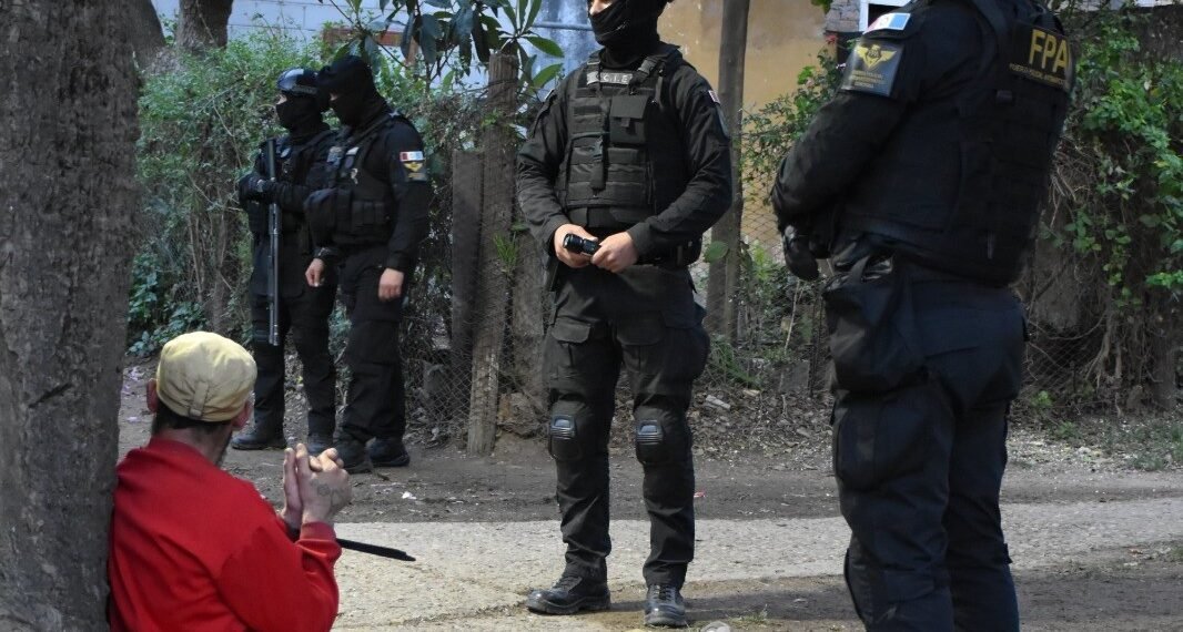 Golpe al narcotráfico en Villa María: la FPA ejecutó 34 allanamientos, secuestró más de 6.000 dosis de droga y detuvo a 11 personas
