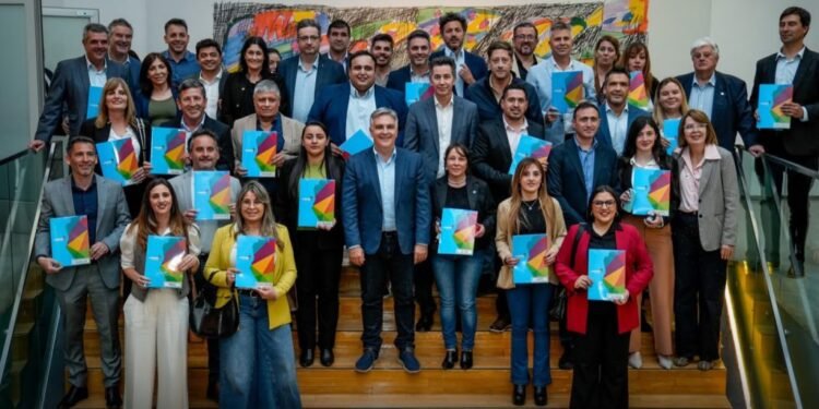 El Gobierno provincial firmó proyectos para actualizar radios urbanos de 22 municipios y comunas, incluyendo a Las Perdices y Calchín Oeste