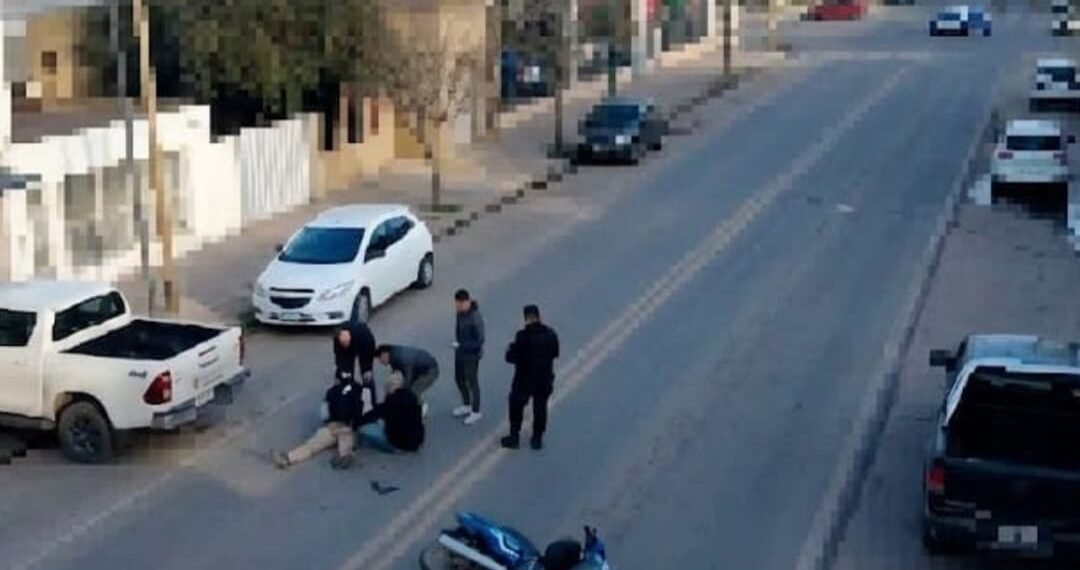 Siniestro vial en Oncativo: un motociclista resultó lesionado tras colisionar contra una camioneta